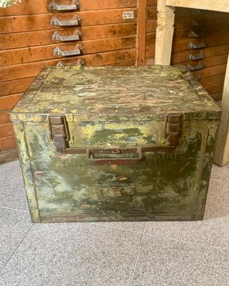 Cassa militare vintage in metallo verde oliva