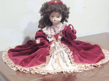  Bambola antica con vestito ottocentesco