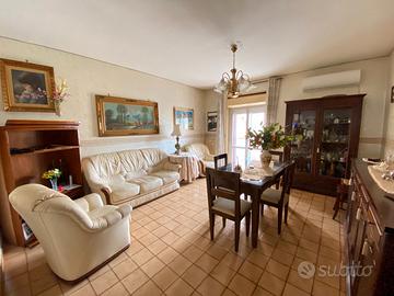 Appartamento 102 mq- 4 vani e accessori - box auto