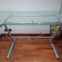 Scrivania con piano in vetro