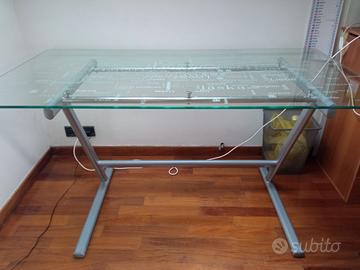 Scrivania con piano in vetro
