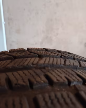 3 pneumatici 195/55 R15 – 2 MOMO invernali + 1 Nok