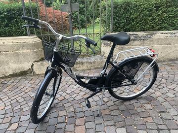 Bicicletta nera con cestino e lucchetto