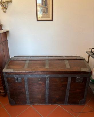 Baule antico da viaggio in legno e ferro – grande