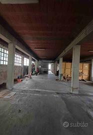 Capannone di 1010mq con annesse abitazioni