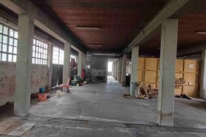 Capannone di 1010mq con annesse abitazioni