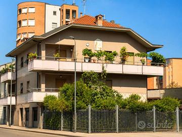 Palazzo / Stabile di 965 m² con più di 5 locali a 