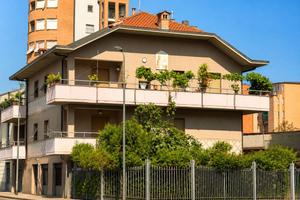 Palazzo / Stabile di 965 m² con più di 5 locali a 