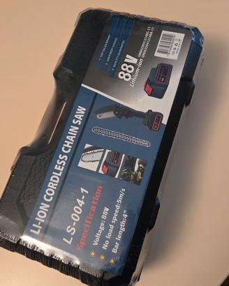 Motosega imballata nella sua confezione