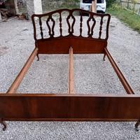 Struttura letto in noce massello