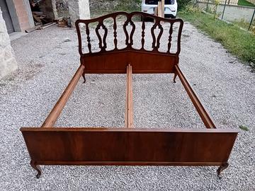 Struttura letto in noce massello