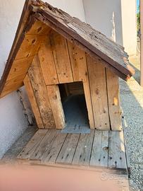 Cuccia in legno isolata per le intemperie