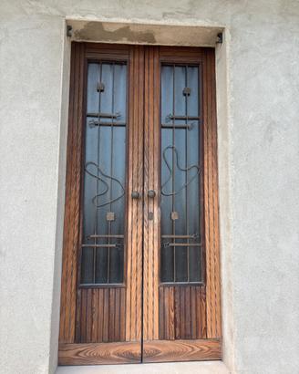 Portoncino in legno e ferreo battuto
