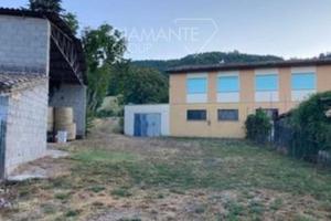 Porzione di casale con annessi, terreno e laghetto