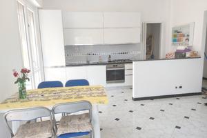 Appartamento piano primo comodo centro e mare