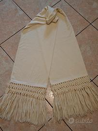 Stola elegante in lana con lunghe  frange.