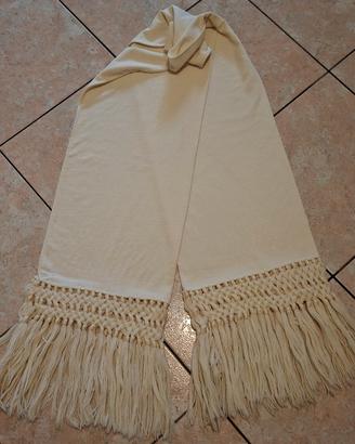 Stola elegante in lana con lunghe  frange.