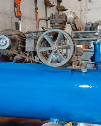 COMPRESSORE INDUSTRIALE E ATREZZATURA PER OFFICINA