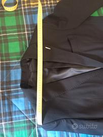 Abito uomo nero taglio giovanile