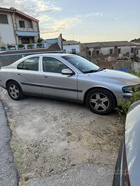 Auto tenuta bene con telo di protezione