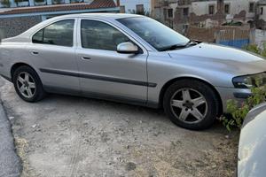 Auto tenuta bene con telo di protezione