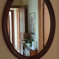 Specchio ovale con cornice in legno