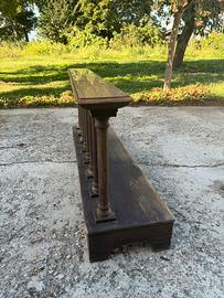 Inginocchiatoio da chiesa, primo banco in legno