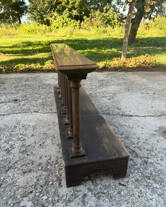 Inginocchiatoio da chiesa, primo banco in legno
