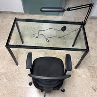 Scrivania + sedia + lampada