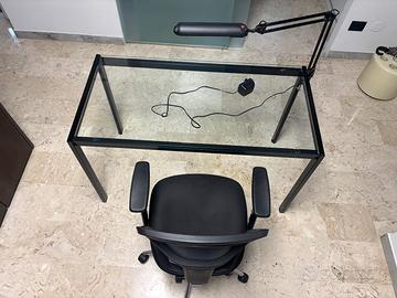Scrivania + sedia + lampada