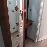 Mobile con specchi e porta scorrerevole