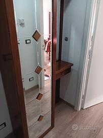 Mobile con specchi e porta scorrerevole