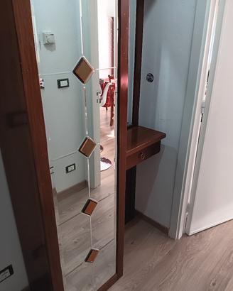 Mobile con specchi e porta scorrerevole