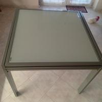 tavolo in vetro temperato e acciaio 