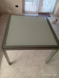 tavolo in vetro temperato e acciaio 