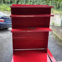 Scaffale rosso molto robusto. 