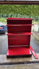 Scaffale rosso molto robusto. 