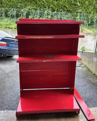 Scaffale rosso molto robusto. 