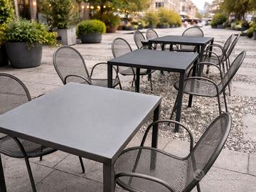 TAVOLO IN FERRO DA ESTERNO usato per noleggo