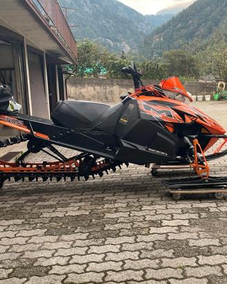 Motoslitta Arctic Cat M8000