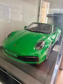 Porsche 911 Carrera 4S 1:8 -Minichamps