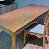 Schöner Esstisch aus Massivholz inkl. 4 Stühle