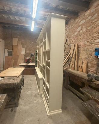 Libreria a vista con ripriani casetti e sportelli