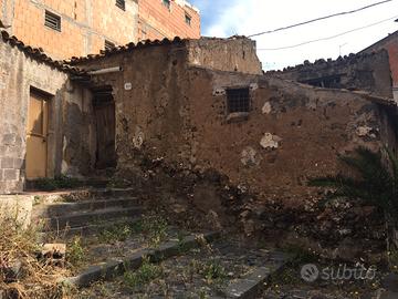 Case dirute con possibilità edificare 100 mq