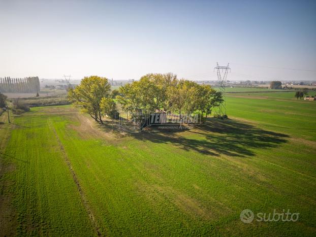 Rudere con accessorio in lotto di terreno di 2000