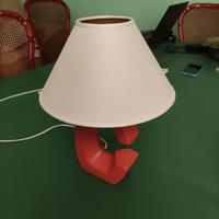 Lampada in ceramica arancione design moderno.