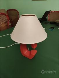 Lampada in ceramica arancione design moderno.