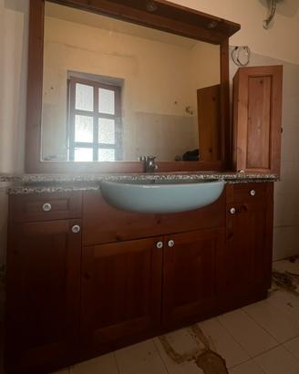 Mobile bagno da ristrutturare