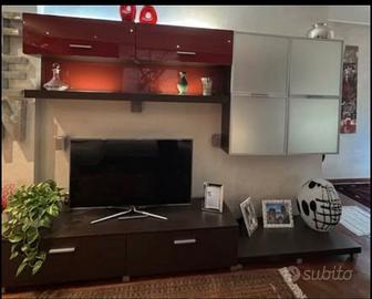 Parete soggiorno moderna  con pensili e base tv