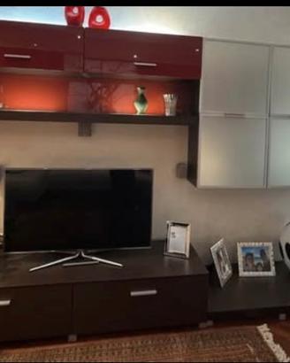 Parete soggiorno moderna  con pensili e base tv